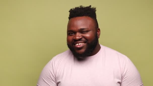 Він Фліртує Усміхнений Афро Американський Чоловік Рожевій Футболці Позитивними Емоціями — стокове відео