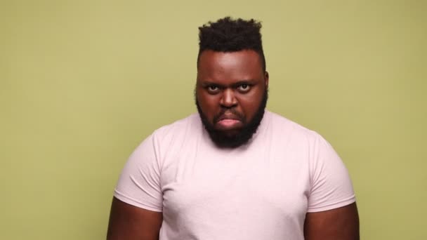 Barnlig Sorgløs Afrikansk Amerikansk Mand Iført Lyserød Shirt Viser Tunge – Stock-video