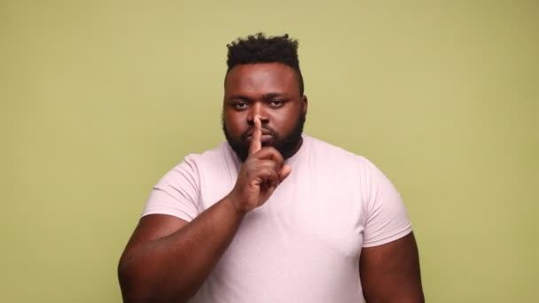 Homem Afro Americano Sério Com Uma Shirt Cor Rosa Segurar — Vídeo de Stock