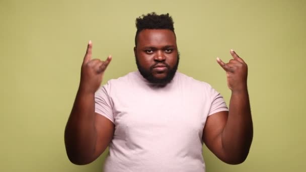 Ein Ungehorsamer Afroamerikanischer Mann Einem Rosafarbenen Shirt Mit Rock Roll — Stockvideo