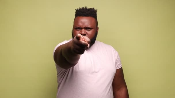 Hej Afroameričan Růžovém Tričku Toho Všiml Ukazoval Prstem Kameru Vážnou — Stock video
