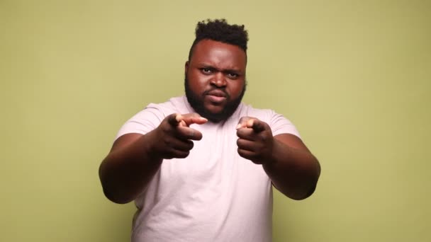 Geschokt Bang Jonge Volwassen Afro Amerikaanse Man Draagt Roze Shirt — Stockvideo