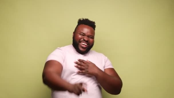 Χαρούμενος Αστείος Αφροαμερικάνος Που Φοράει Ροζ Μπλουζάκι Δείχνοντας Δάχτυλο Και — Αρχείο Βίντεο