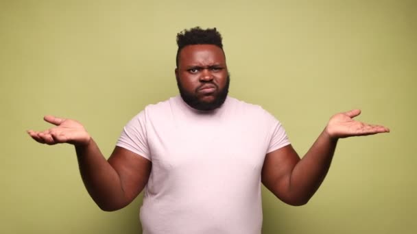 Hombre Afroamericano Barbudo Que Usa Una Camiseta Rosa Encogiéndose Hombros — Vídeos de Stock