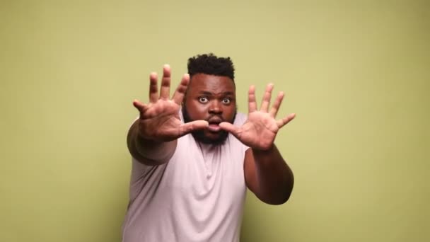 Afroamerikansk Man Med Rosa Shirt Som Lyfter Händerna Från Plötslig — Stockvideo
