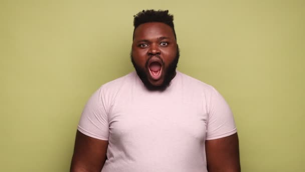 Απίστευτη Αφροαμερικάνος Που Φοράει Ροζ Μπλουζάκι Κοιτάζοντας Την Κάμερα Στόμα Royalty Free Βίντεο Αρχείου