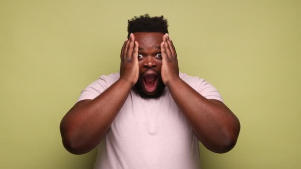 Удивительный Афро Американец Розовой Футболке Открытым Ртом Удивлении Шокировал Выражение — стоковое видео