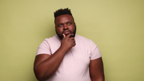 Şüphe Düşünmem Gerek Pembe Tişört Giyen Afro Amerikalı Bir Adam — Stok video