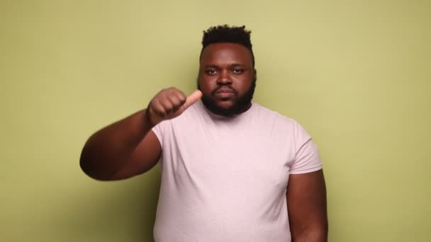 Niezadowolony Afroamerykanin Różowej Koszulce Kciukiem Dół Wyrażający Negatywne Emocje Niechęć — Wideo stockowe