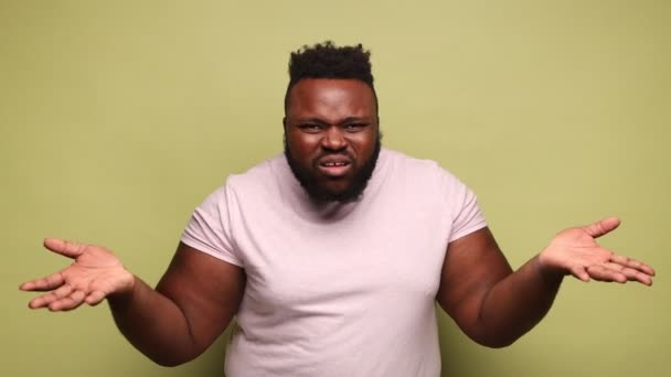Molesto Frustrado Barbudo Hombre Afroamericano Vestido Con Camiseta Rosa Pie — Vídeos de Stock