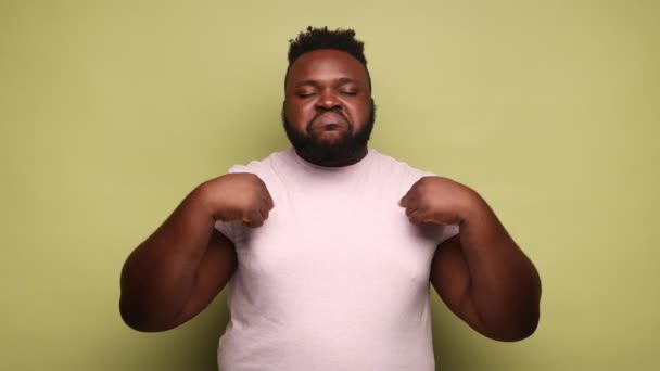 Selbstbewusster Narzisstischer Afroamerikanischer Mann Rosafarbenem Shirt Der Auf Sich Selbst — Stockvideo