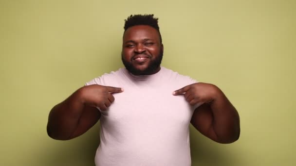 Det Jag Afroamerikansk Man Med Rosa Shirt Pekande Fingrar Sig — Stockvideo