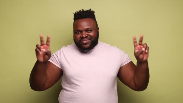 Feliz Hombre Afroamericano Satisfecho Vistiendo Camiseta Rosa Mostrando Signo Símbolo — Vídeo de stock