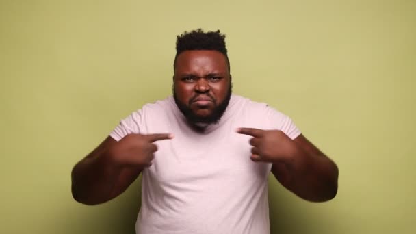 Przerażony Afroamerykanin Różowej Koszulce Patrzący Kamerę Negatywnymi Emocjami Wytykający Się — Wideo stockowe