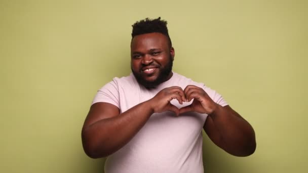 Ρομαντικό Γενειοφόρο Αφροαμερικανό Άνδρα Φορώντας Ροζ Shirt Στέκεται Χειρονομία Αγάπης Βίντεο Κλιπ