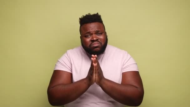 Παρακαλώ Ικετεύω Αφροαμερικάνος Που Φοράει Ροζ Μπλουζάκι Κρατώντας Χέρια Του — Αρχείο Βίντεο