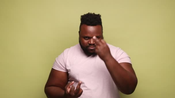 Hombre Afroamericano Con Una Camiseta Rosa Que Muestra Los Dedos — Vídeos de Stock