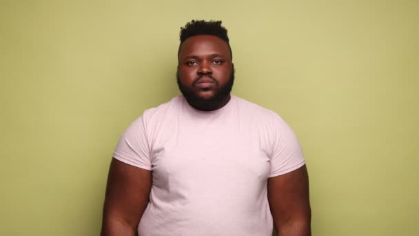 Jag Behöver Mer Tid Afroamerikansk Man Rosa Shirt Som Visar — Stockvideo