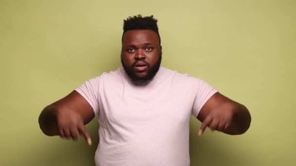 Йди Мене Африкансько Американський Чоловік Вказує Пальцями Вниз Вимагаючи Негайного — стокове відео