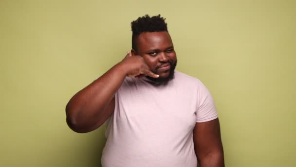 Llámenme Hombre Afroamericano Vistiendo Camiseta Rosa Sonriendo Cámara Guiñando Los — Vídeos de Stock