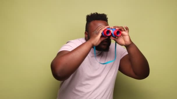 Barbudo Atento Concentrado Jovem Adulto Afro Americano Vestindo Shirt Rosa — Vídeo de Stock
