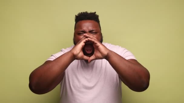 Pembe Tişört Giyen Afro Amerikalı Bir Adam Kameraya Bakıp Bağırıyor — Stok video