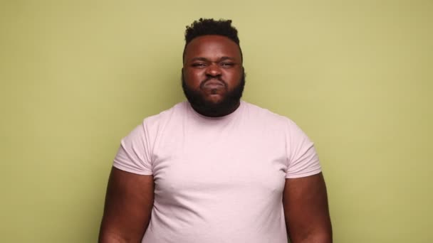 Hombre Afroamericano Con Camiseta Rosa Conteniendo Aliento Con Los Dedos — Vídeo de stock