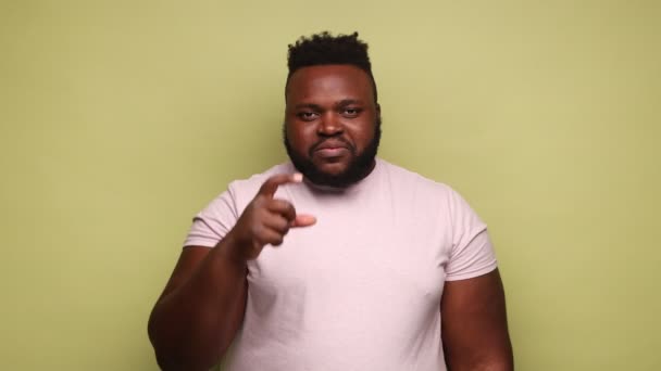 Pembe Tişört Giyen Afro Amerikalı Bir Adam Parmaklarıyla Küçük Bir — Stok video
