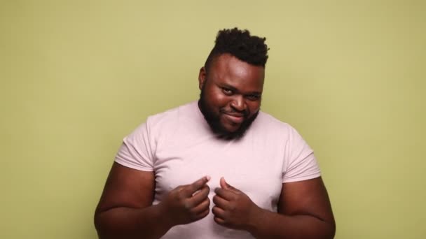 Afro Amerikaanse Man Draagt Roze Shirt Met Geld Gebaar Vraagt — Stockvideo