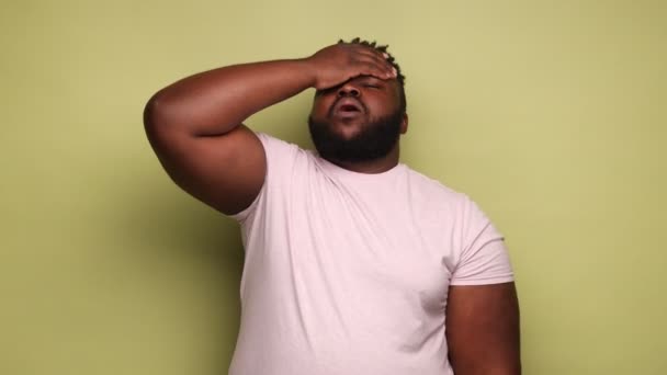 Afrikansk Amerikansk Mand Iført Lyserød Shirt Gør Facepalm Gestus Føler – Stock-video