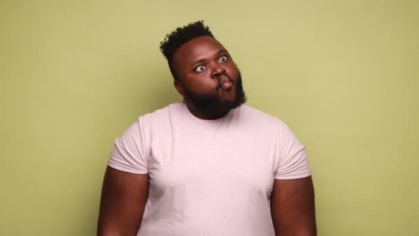 Rolig Serietidning Stilig Skäggig Afroamerikansk Man Klädd Rosa Shirt Stående — Stockvideo