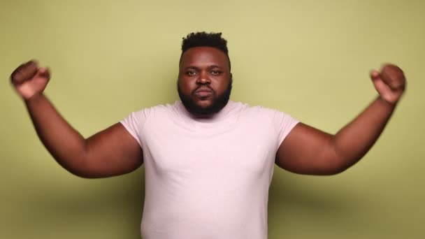 Képes Vagyok Erős Afro Amerikai Férfi Rózsaszín Pólóban Bicepsszel Hatalmas — Stock videók