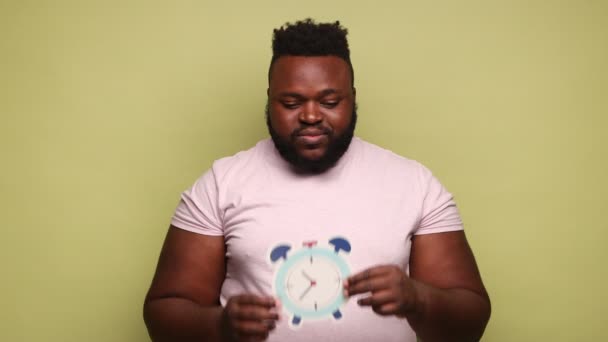 Äußerst Glücklicher Positiver Afroamerikanischer Mann Rosa Shirt Papierwecker Der Hand — Stockvideo