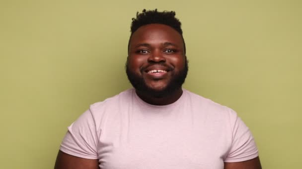Чрезвычайно Счастливый Оптимистичный Бородатый Афро Американец Розовой Футболке Смотрящий Камеру — стоковое видео