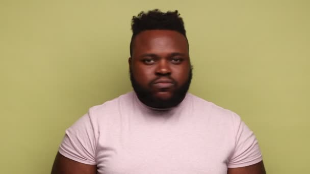 Smutny Poważny Afroamerykanin Różowej Koszulce Patrzący Kamerę Wyrażający Negatywne Emocje — Wideo stockowe
