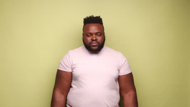 Radostně Veselý Afroameričan Růžovém Tričku Jak Stojí Ukazuje Nákupní Tašku — Stock video