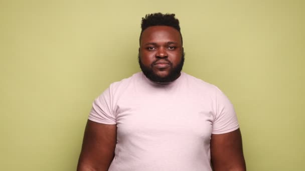 Leende Afro Amerikan Som Bär Rosa Shirt Och Håller Två — Stockvideo