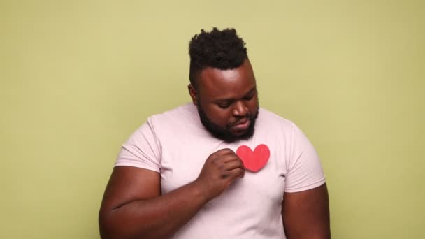 Mosolygó Vidám Afro Amerikai Férfi Rózsaszín Pólóban Kis Piros Hallást — Stock videók