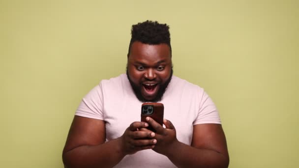 Чрезвычайно Счастливый Афро Американец Стоящий Смартфоном Руках Выражающий Счастье Празднующий — стоковое видео
