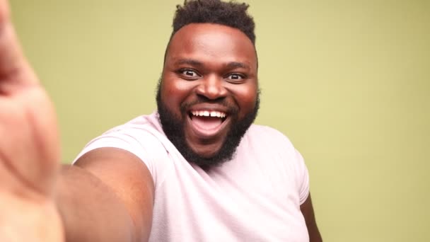 Χαρούμενος Αφρο Αμερικανός Άντρας Που Φοράει Ροζ Μπλουζάκι Τραβώντας Φωτογραφίες — Αρχείο Βίντεο