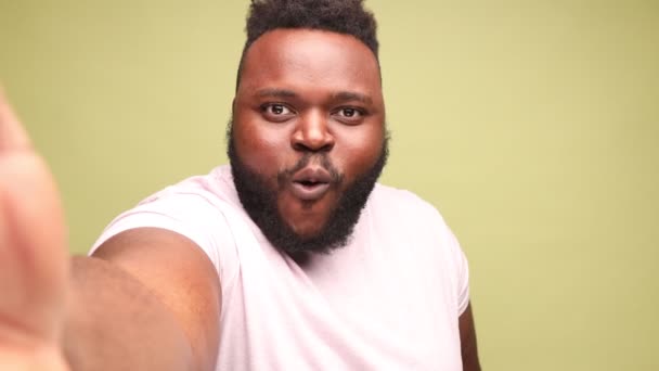 Surpreendido Surpreendido Animado Homem Afro Americano Vestindo Rosa Shirt Transmitindo — Vídeo de Stock