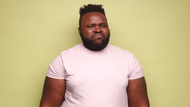 Szczęśliwy Młody Zabawny Afroamerykanin Różowej Koszulce Kiwa Głową Palcem Uśmiechając — Wideo stockowe