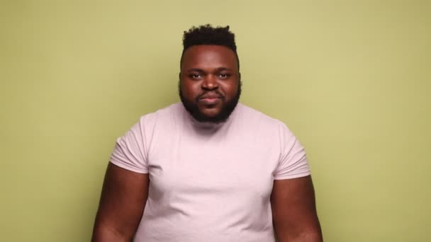 Komm Meine Arme Glücklich Lächelnder Afroamerikanischer Mann Rosafarbenem Shirt Der — Stockvideo