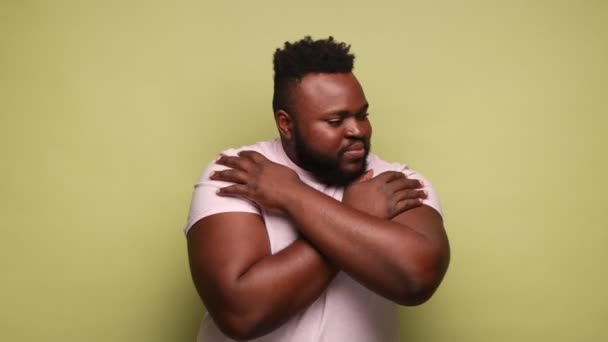 Positiv Afroamerikansk Man Rosa Shirt Som Står Och Kramar Sig — Stockvideo
