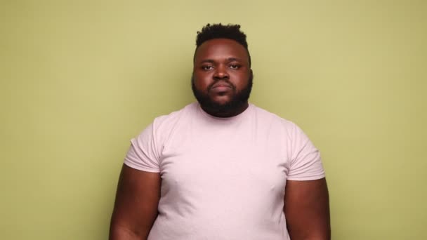 Homem Afro Americano Usando Camiseta Rosa Mostrando Gesto Perdedor Sinal — Vídeo de Stock