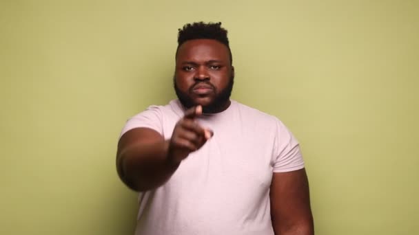 Deixa Irritado Afro Americano Vexado Shirt Apontando Dedo Lado Ordenando — Vídeo de Stock
