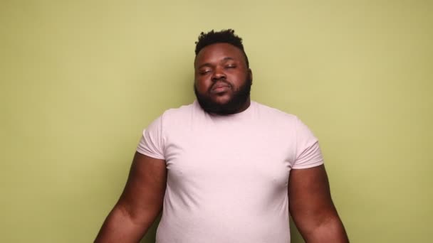 Slaperig Vermoeide Bebaarde Afro Amerikaanse Man Draagt Roze Shirt Staande — Stockvideo