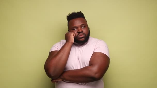 Hombre Afroamericano Con Camiseta Rosa Apoyado Cabeza Mano Mirando Cámara — Vídeos de Stock