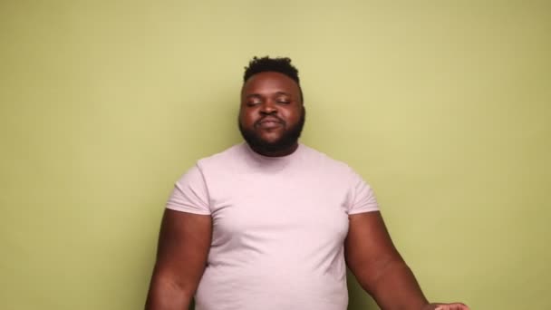 Dabberende Beweging Afro Amerikaanse Man Draagt Roze Shirt Een Prachtige — Stockvideo