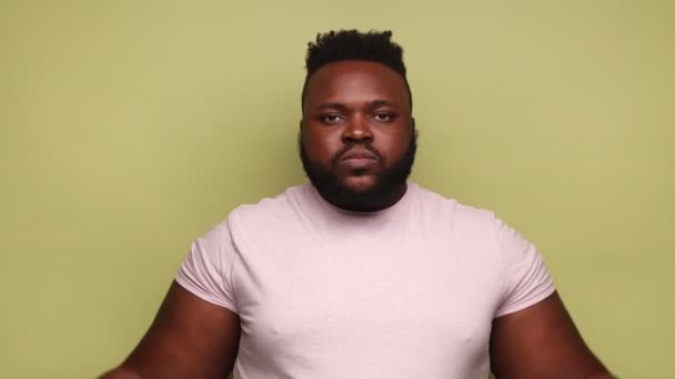 Wyczerpany Zmęczony Afroamerykanin Różowej Koszulce Pokazujący Wybuch Umysłu Nieszczęśliwy Nerwowy — Wideo stockowe